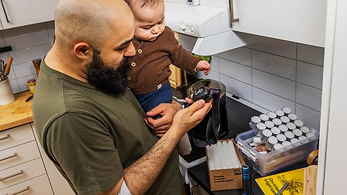 Pappa och barn packar krislåda