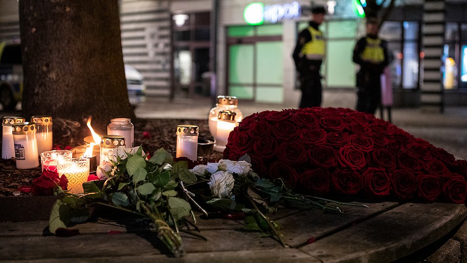 Ljus och rosor för att hedra de attackerade efter knivdådet i Vetlanda